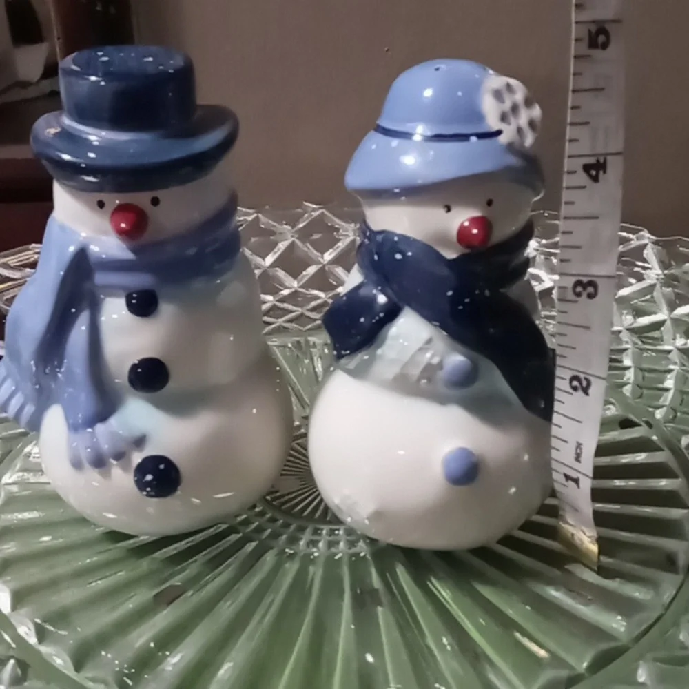 Target Holiday 07 Winterfrost Snowmen and Snow Woman Salt and Pepper Shakers.